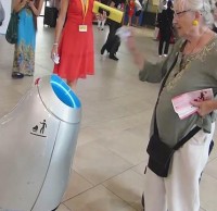 自動(dòng)接物垃圾桶小發(fā)明，或?qū)⒏淖內(nèi)藗內(nèi)永绞? width=