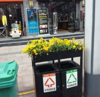 環衛分類垃圾桶上栽花，成為城市風景線