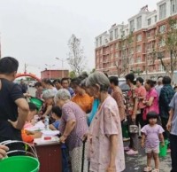 崔寨街道開展社區免費發放分類垃圾桶活動！