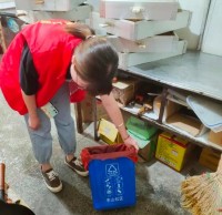 東山社區(qū)開展沿街商鋪分發(fā)可回收物分類垃圾桶活動
