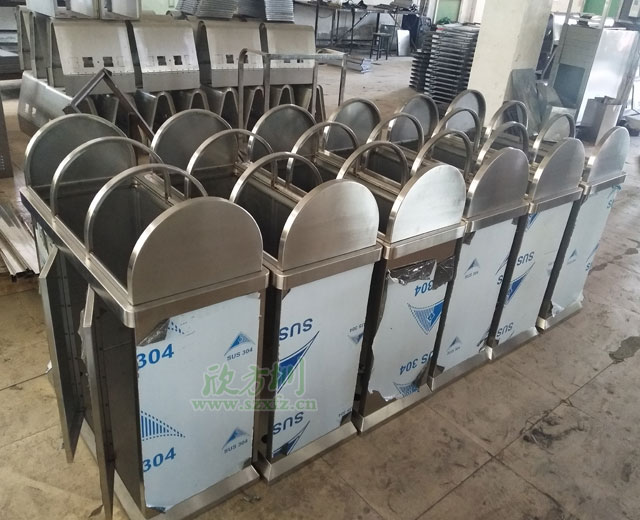 不銹鋼搖蓋三分類垃圾桶生產圖